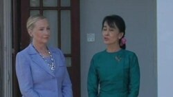 Clinton Meets with Aung San Suu Kyi