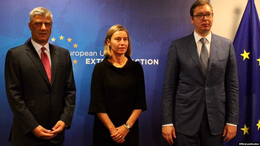 ARHIVA - Specijalna predstavnica EU Federika Mogerini, predsednik Srbije Aleksandar Vučić i predsednik Kosova Hašim Tači 