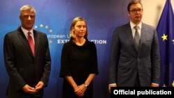 ARHIVA - Specijalna predstavnica EU Federika Mogerini, predsednik Srbije Aleksandar Vučić i predsednik Kosova Hašim Tači 