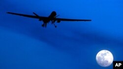 ARHIVA - Američki dron Predator nadlijeće aerodrom u Kandaharu, 31. januara 2010. (Foto: AP)