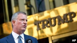 El alcalde Nueva York Bill de Blasio habla con la prensa tras reunirse con el presidente electo Donald Trump. Noviembre 16, 2016.