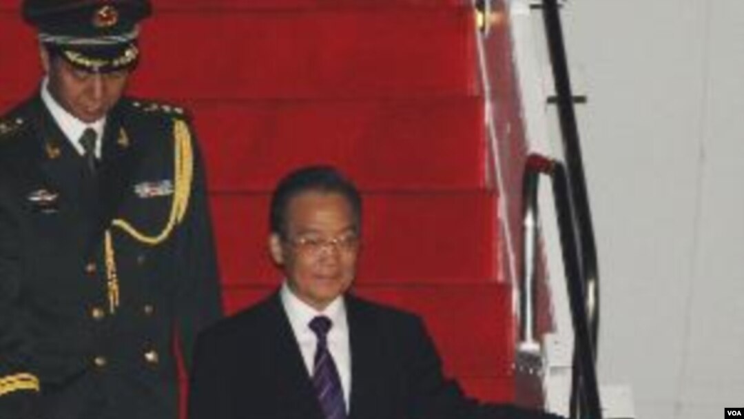 Perdana Menteri Wen Jiabao tiba di Bandara Halim Perdana Kusuma Airport di Jakarta, Kamis (28/4).