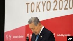 Le président du comité d'organisation des Jeux Olympiques de Tokyo 2020, Yoshiro Mori, assiste à une réunion avec les membres du conseil et du bureau exécutif au siège du comité à Tokyo, le vendredi 12 février 2021. 