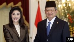 Tổng thống Indonesia Susilo Bambang Yudhoyono (phải) bắt tay Thủ tướng Thái Lan Yingluck Shinawatra tại Jakarta, ngày 12/9/2011