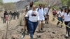 Ceci Flores, líder de un grupo de "madres en busca" del norte de México, lleva una pala al lugar donde, según dijo, su equipo encontró un crematorio clandestino en Tláhuac, en las afueras de la Ciudad de México, el miércoles 1 de mayo de 2024. 