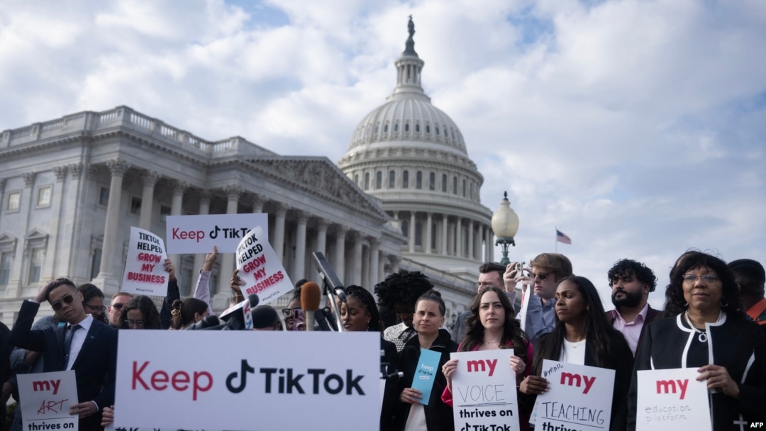 Ljudi na konferenciji za novinare o svom protivljenju zabrani TikTok-a na Capitol Hillu u Washingtonu, DC, 22. marta 2023.