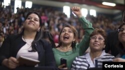 Lorella Praeli, izquierda se convierte en el brazo derecho de Hillary Clinton y se unirá oficialmente a su campaña a partir del 15 de junio. 