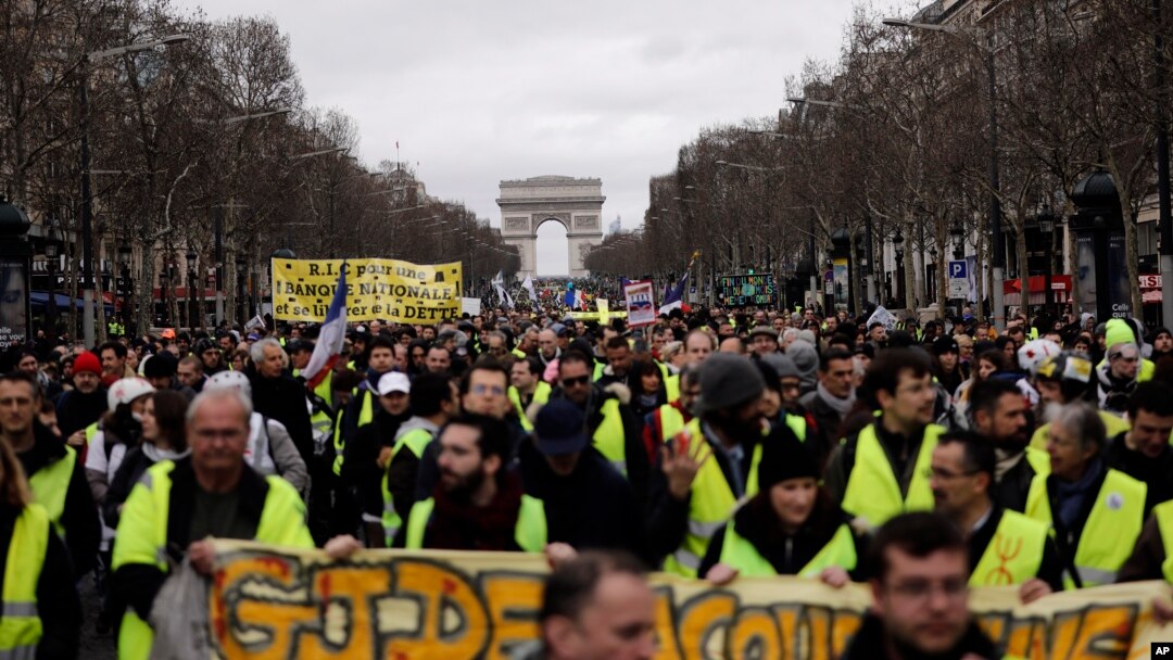 Manifestantes del chaleco amarillo marchan por la avenida de los Campos Eliseos en París, en esta foto del 2 de marzo de 2019.