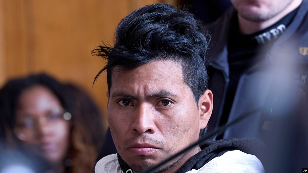 Sebastián Zapeta, acusado de quemar viva a una mujer en un tren del metro de la ciudad de Nueva York, comparece en el tribunal, el martes 24 de diciembre de 2024, en Nueva York.

