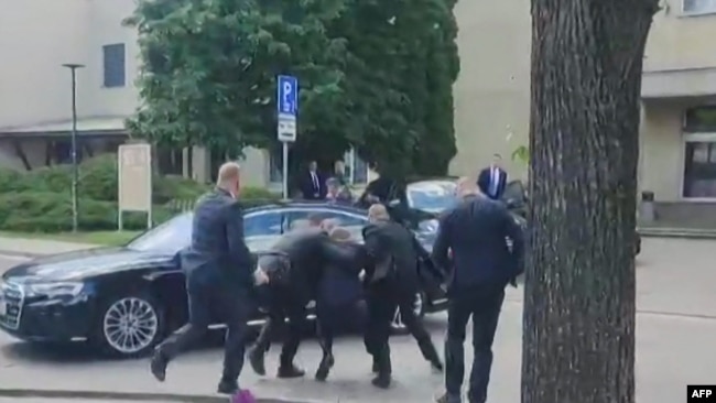 Momenti kur rojet marrin kryeministrin Fico pas të shtënave (15 maj 2024 / video AFPTV)