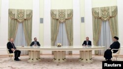 资料照：俄罗斯总统普京在莫斯科会晤到访的伊朗总统莱希。（2022年1月19日）