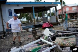 Stanovnici Horseshoe Beach čiste otpad poslije udara uragana Idalia. ( Foto: AP/Rebecca Blackwell)