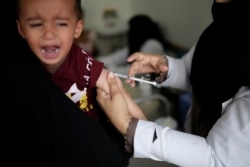 Seorang anak laki-laki bereaksi ketika menerima vaksin difteri di sebuah rumah sakit di Sanaa, Yaman, 9 September 2019. (Foto: AP)