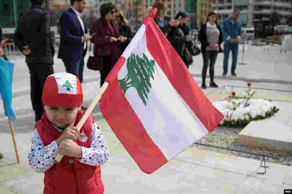 Seorang anak laki-laki berdiri di depan makam Rafik Hariri, ayah Perdana Menteri Saad Hariri, di saat Lebanon merayakan Hari Kemerdekaan, 22 November 2017.