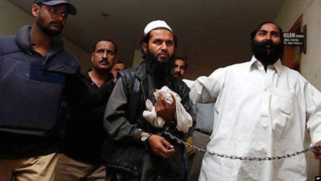 Mantan pemimpin Taliban Pakistan, Mullah Abdul Ghani Baradar (tengah) bertemu Delegasi Perdamaian Afghanistan (foto: dok). 