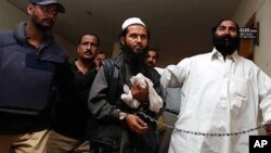 Mantan pemimpin Taliban Pakistan, Mullah Abdul Ghani Baradar (tengah) bertemu Delegasi Perdamaian Afghanistan (foto: dok). 