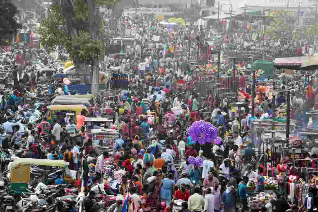 인도 아마다바드 시장이 힌두교 축제 디왈리를 준비하는 사람들로 붐비고 있다. 