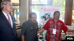 Gubernur Jawa Timur Soekarwo dan Gunter Pauli, pendiri Zero Emissions Research and Initiatives (ZERI), meninjau hasil olahan limbah di Surabaya (13/4). (VOA/Petrus Riski)