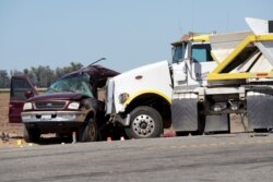 Dos mujeres guatemaltecas murieron en el choque de un camión con un vehículo que transportaba a migrantes en California, EE. UU., cerca de la frontera con México, el 2 de marzo de 2021.