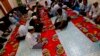 Kaum Muslim berdoa sebelum berbuka puasa di bulan Ramadan di sebuah masjid, 1 Juli 2014.