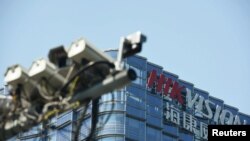 图为浙江杭州海康威视总部大楼附近设置的监视器（2019年5月22日）