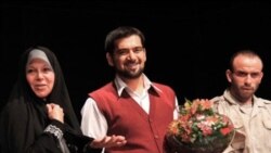 فائزه هاشمی پس از تماشای «تماشاچی محکوم به اعدام گروه سازندگان آن را تشویق کرد