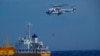 日本海上保安厅和台湾海巡举行针对海上搜救的联合演习。图为2024年7月10日，日本直升机吊挂救起一名海泳被浪卷走的中国女子。