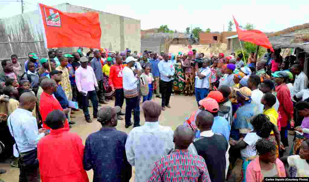 Carlos Agostinho do Rosário, FRELIMO, com os líderes comunitários e religiosos na província do Niassa