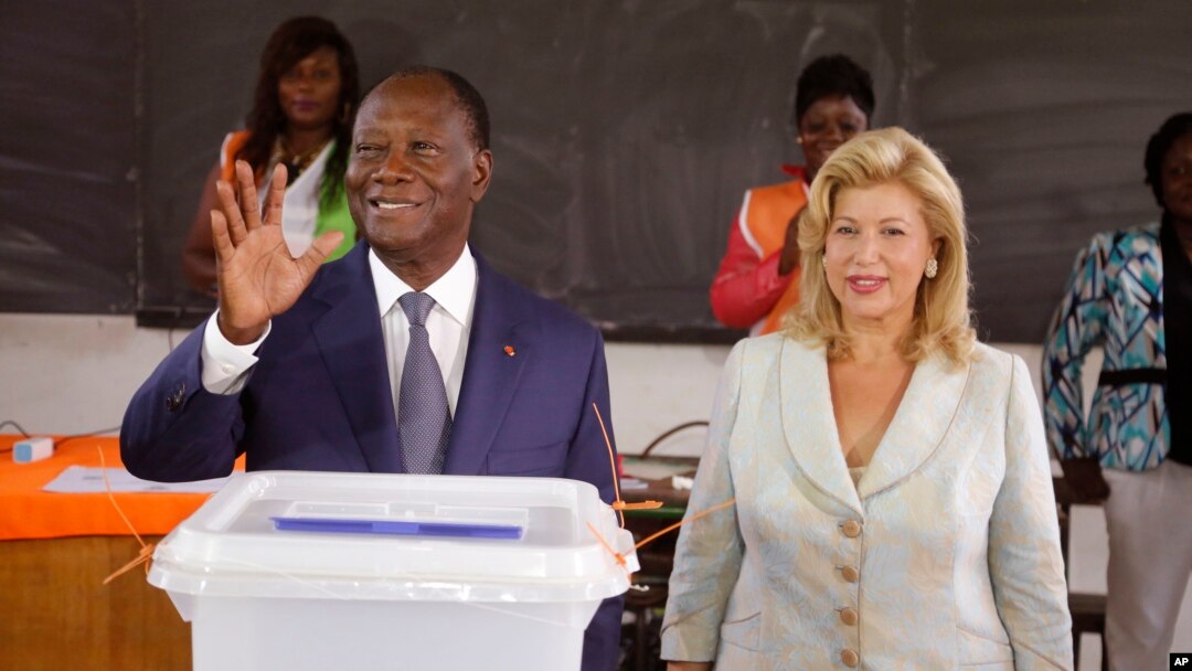 Presiden Pantai Gading Alassane Ouattara (kiri) setelah memberikan suaranya di sebuah TPS bersama istrinya Dominique Ouattara, di Abidjan (25/10). (AP/Schalk van Zuydam)