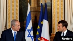 Presiden Perancis Emmanuel Macron dan Perdana Menteri Israel Benjamin Netanyahu menghadiri konferensi pers bersama di Istana Elysee di Paris, Perancis, 10 Desember 2017. 