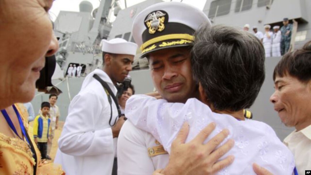 El oficial de la marina implicado en el caso Michael "Vannak Khem" Misiewicz durante una visita en 2010 a Camboya, su país natal.