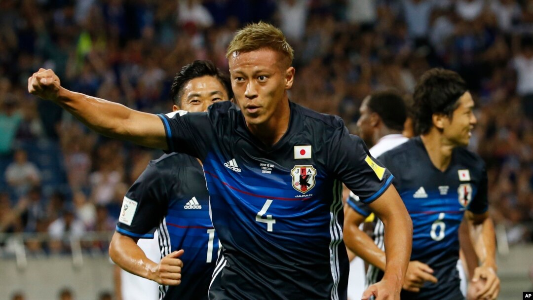Pemain depan tim sepak bola Jepang, Keisuke Honda, merayakan gol yang dicetak pada saat berhadapan dengan Uni Arab Emirat, dalam laga kualifikasi Piala Dunia 2018 di Stadion Saitama, di Saitama, utara Tokyo, 1 September 2016.