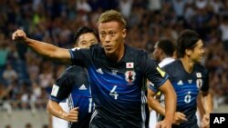 Pemain depan tim sepak bola Jepang, Keisuke Honda, merayakan gol yang dicetak pada saat berhadapan dengan Uni Arab Emirat, dalam laga kualifikasi Piala Dunia 2018 di Stadion Saitama, di Saitama, utara Tokyo, 1 September 2016.