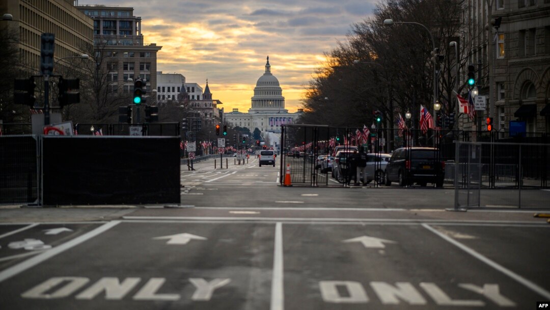 Pennsylvania Avenue dengan latar belakang Gedung Capitol di Washington DC, dijaga ketat pada dini hari 18 Januari 2021 menjelang upacara pelantikan sumpah Joe Biden sebagai presiden AS ke-46 di Washington, DC. (Foto: dok).