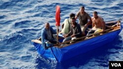 Un grupo de balseros cubanos rescatados por guardacostas de EE.UU. en el estrecho de la Florida.