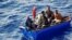 Un grupo de balseros cubanos rescatados por guardacostas de EE.UU. en el estrecho de la Florida.