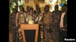 Gabonska vojska se pojavljuje na televiziji dok objavljuje da je preuzela vlast nakon reizbora predsjednika Alija Bonga.