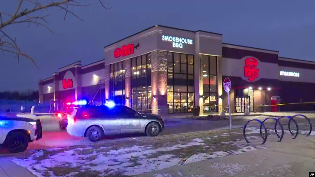 La policía responde a la escena de un tiroteo mortal en una tienda de comestibles el 27 de enero de 2025 en Elkhart, Indiana, EEUU.