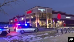 La policía responde a la escena de un tiroteo mortal en una tienda de comestibles el 27 de enero de 2025 en Elkhart, Indiana, EEUU.