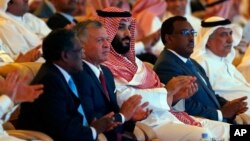 Наследный принц Саудовской Аравии Мухаммед бин Салман (в центре) и король Иордании Абдулла (второй слева). Эр-Рияд, Саудовская Аравия. 23 октября 2018 г.
