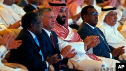 Pangeran Saudi, Mohammed bin Salman (tengah) menghadiri KTT Investasi di Riyadh, Saudi Arabia, Selasa (23/10). 