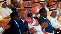 Saudi Crown Prince, Mohammed bin Salman, center, and Jordan's King Abdullah II second left, attend the Future Investment Initiative conference, in Riyadh, Saudi Arabia, Tuesday, Oct. 23, 2018. 
