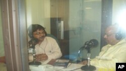 ভয়েস অফ আমেরিকার স্টুডিওতে ডঃ মনীষ পালের সাথে কথা বলছেন ইকবাল বাহার চৌধুরী