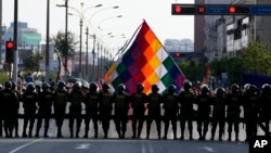 Agentes de policía impiden a manifestantes antigubernamentales dirigirse al Congreso, en el marco de la cumbre de Cooperación Económica Asia-Pacífico (APEC) en Lima, Perú, el miércoles 13 de noviembre de 2024.