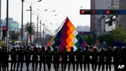 Agentes de policía impiden a manifestantes antigubernamentales dirigirse al Congreso, en el marco de la cumbre de Cooperación Económica Asia-Pacífico (APEC) en Lima, Perú, el miércoles 13 de noviembre de 2024.