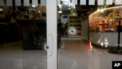 Los orificios de bala que impactaron las ventanas del supermercado Único, propiedad de la familia de su esposa situado en la ciudad de Rosario. Argentina, y que fue atacado a balazos, el jueves 2 de marzo de 2023. 