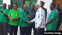 Waziri Mkuu wa zamani Edward Lowassa wa pili kulia akipokelewa na Mwenyekiti wa CCM John Magufuli katika ofisi ndogo cha CCM Dar es Salaam.