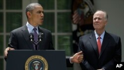 Rais Barack Obama, na mshauri wake wa usalama wa kitaifa, Tom Donilon, kwenye picha katika bustani ya ikulu mjini Washington, iliyopigwa June 5, 2013.