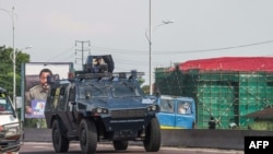 Un véhicule blindé de la police patrouille à Kinshasa, RDC, 30 novembre 2017.