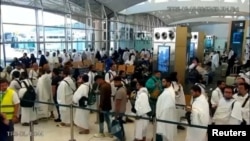 شمار زیادی از زایرین حج عمره در میدان هوایی ملک خالد در ریاض